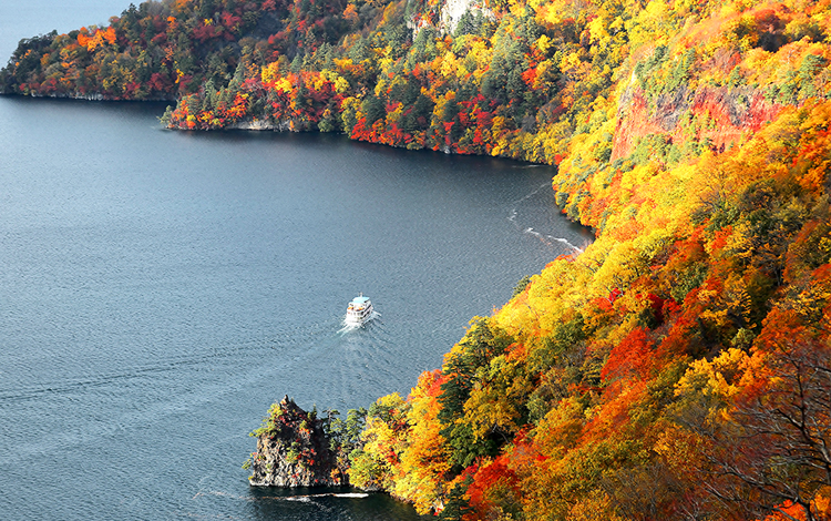 ใบไม้เปลี่ยนสี, ทะเลสาบโทวาดะ, ญี่ปุ่น