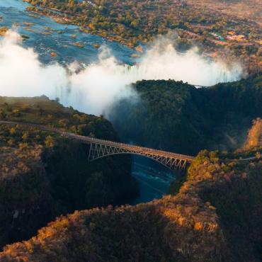 น้ำตกวิคตอเรีย ฟอลส์ (Victoria Falls)