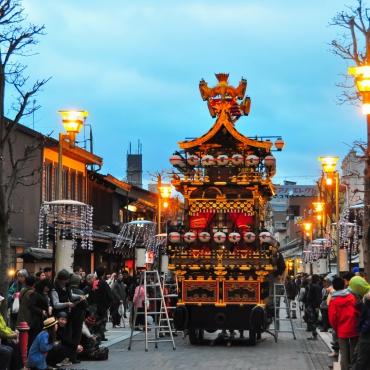 รถแห่ที่ตกแต่งอย่างสวยงามถูกเตรียมไว้สำหรับเทศกาลซันโนะ ( Sanno Matsuri )