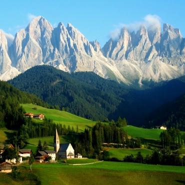 ทิวทัศน์ที่สวยงามของเทือกเขาโดโลไมท์