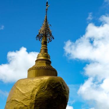 พระธาตุอินแขวน (จำลอง)