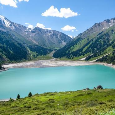 Big Almaty Lake คาซัคสถาน ทะเลสาบสีฟ้ากลางขุนเขาที่ต้องไปเยือน