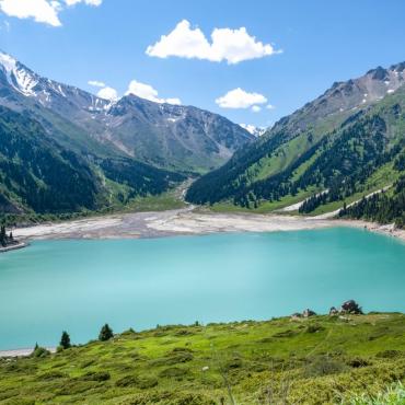 Big Almaty Lake คาซัคสถาน ทะเลสาบสีฟ้ากลางขุนเขาที่ต้องไปเยือน