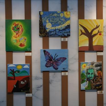 แวะไปดื่มกาแฟ โดนชวนไปดูงานศิลป์ของน้องๆ ที่วิสซ์ดอม คลับ สุขุมวิท101