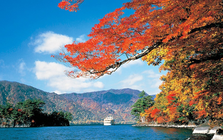 ใบไม้เปลี่ยนสี, ทะเลสาบโทวาดะ, ญี่ปุ่น
