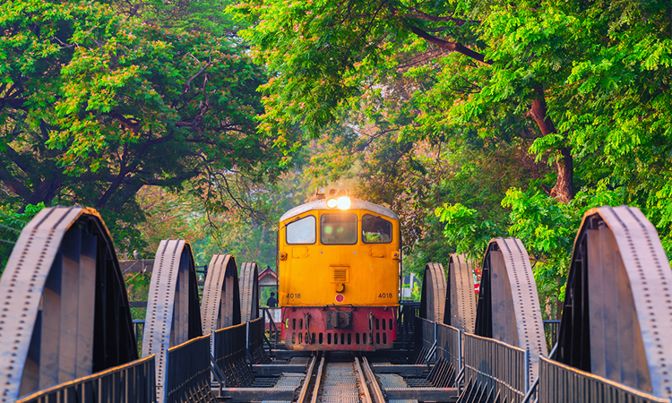 พาแม่เที่ยวกาญจนบุรี เที่ยวชมสะพานข้ามแม่น้ำแคว เที่ยวกาญจนบุรี, สะพานข้ามแม่น้ำแคว